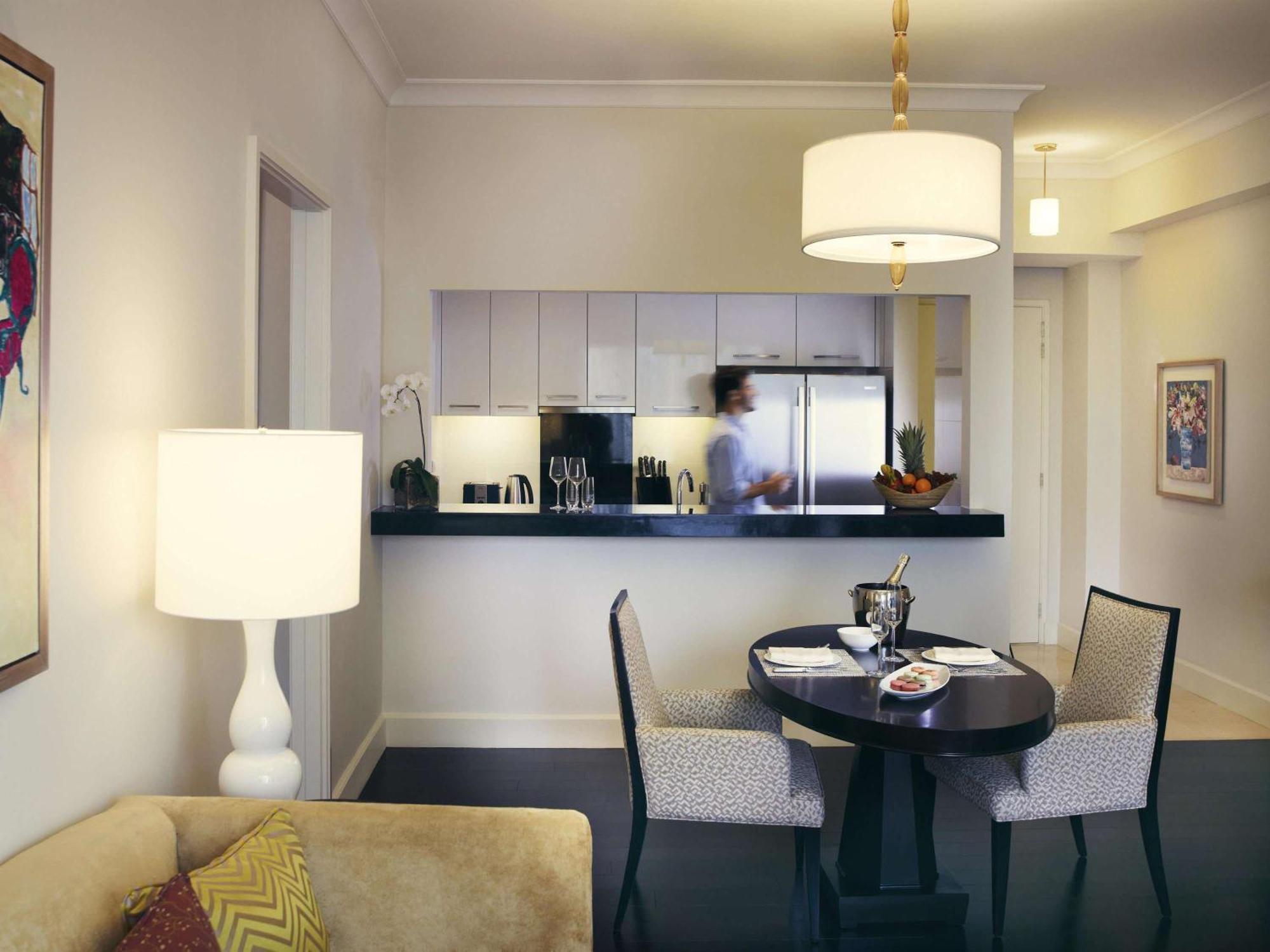 Hotel Raffles Makati 5*
